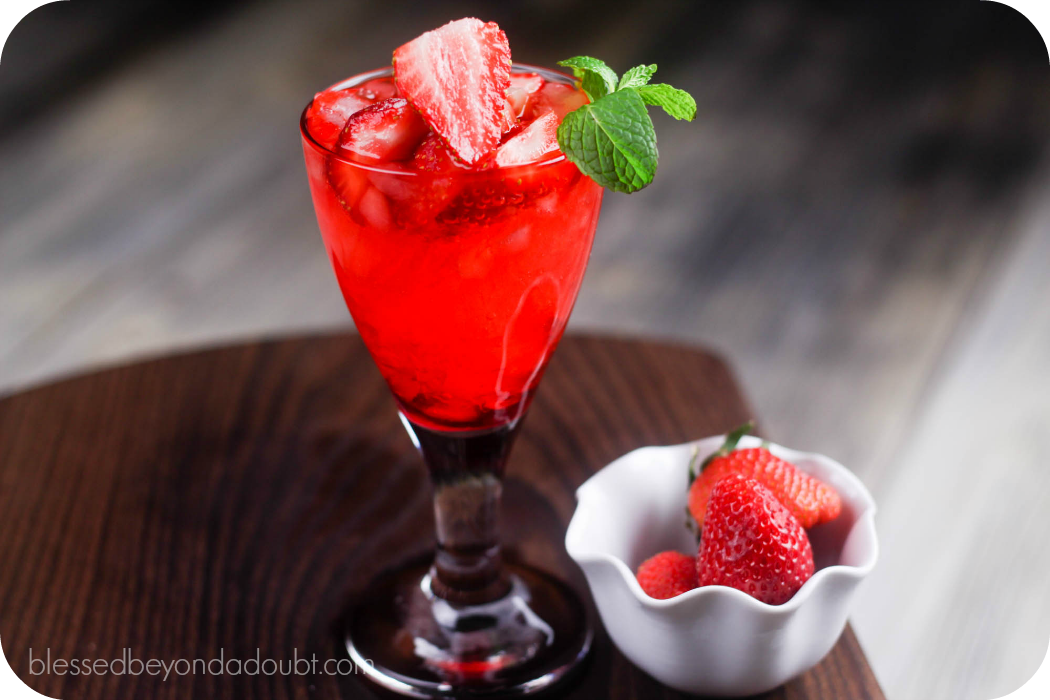 Summer Strawberry Cocktail_horizontal 2