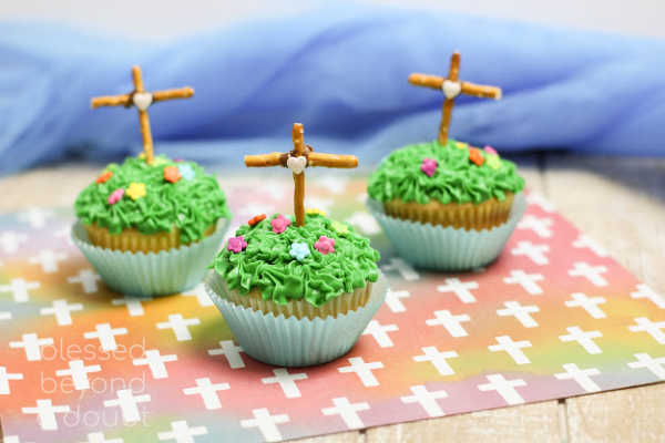 Check out how easy it is to make these pretty cross cupcakes for Easter. We made it a family tradition each Good Friday. #easter #easterrecipes #cupcakes