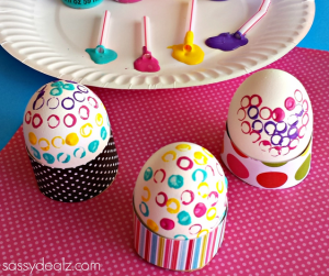 straw painting eggs