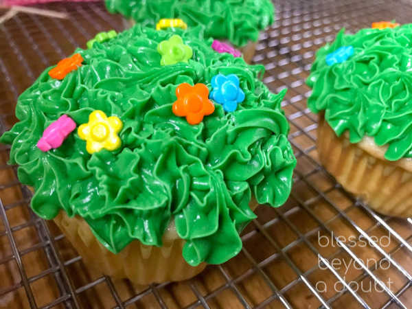 Check out how easy it is to make these pretty cross cupcakes for Easter. We made it a family tradition each Good Friday. #easter #easterrecipes #cupcakes